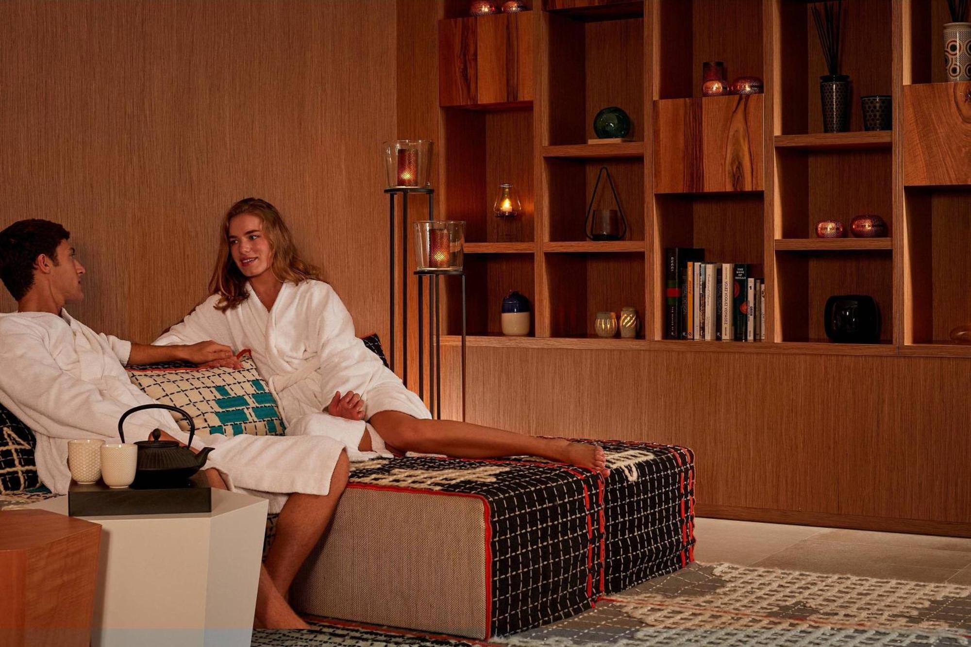 Paragraph Resort & Spa Shekvetili, Autograph Collection Shekhvetili Exterior foto A woman receiving a spa treatment