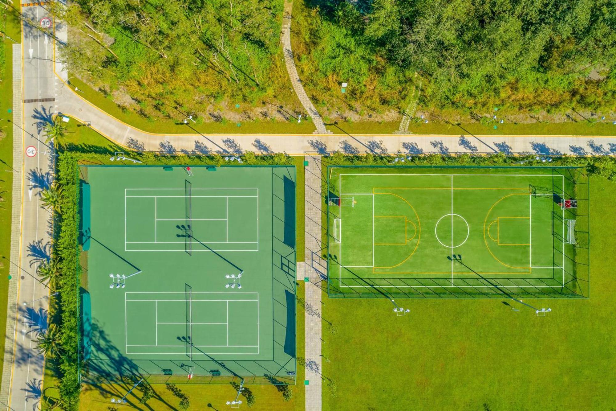 Paragraph Resort & Spa Shekvetili, Autograph Collection Shekhvetili Exterior foto Tennis and football fields