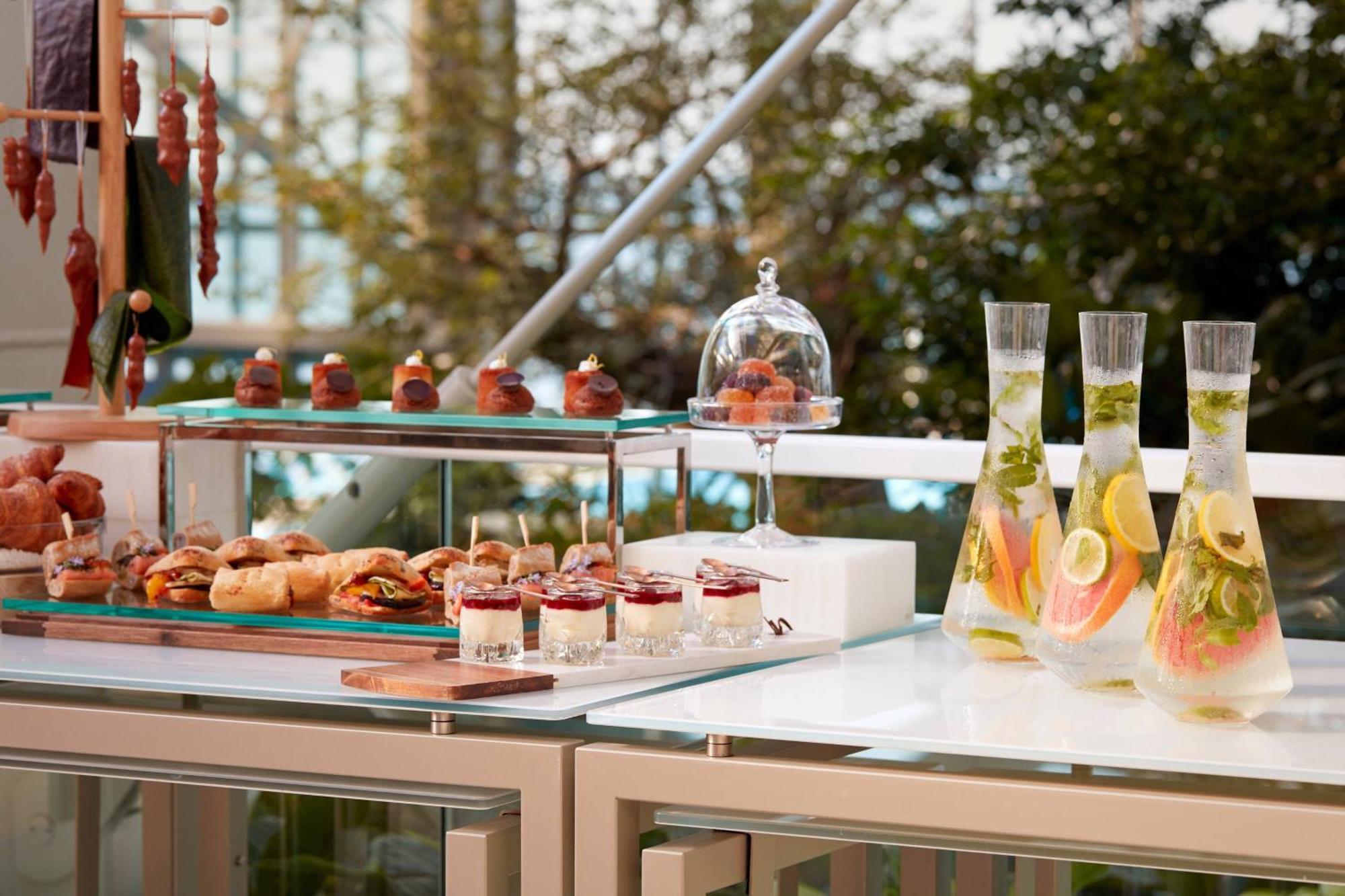 Paragraph Resort & Spa Shekvetili, Autograph Collection Shekhvetili Exterior foto A buffet at a hotel